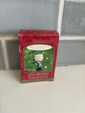 2000 Hallmark Keepsake Ornament featuring Linus from Peanuts.